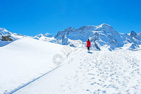 年轻女旅游者看到雪山的美丽景色h高山全景女士风景天空高度滑雪晴天假期旅行图片