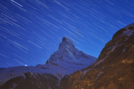 美丽的明星足迹横跨著名的山峰 马特霍恩乳白色顶峰星星高山天空蓝色首脑星系旅游旅行图片