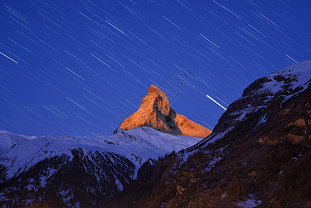 美丽的明星足迹 穿过著名的山峰 在太阳下远足旅行首脑地球乳白色蓝色冒险星系地标天文学图片