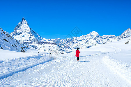 年轻女旅游者看到雪山的美丽景色图片