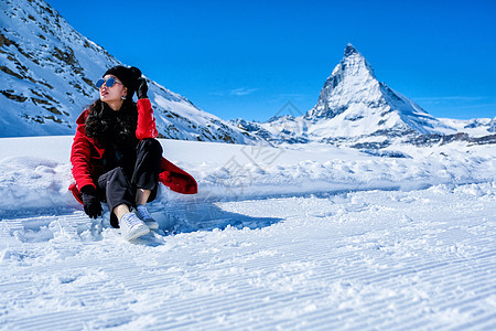 青年女旅游者在山上玩雪 Z区Morthorn山峰蓝色天空全景晴天女士风景旅游衣服女孩冰川图片