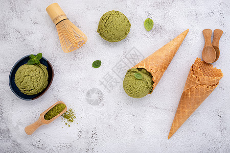 Matcha 绿色茶叶冰淇淋 配有华夫饼果和薄荷叶情调甜点绿茶美食粉末奶油异国奶制品锥体食物图片