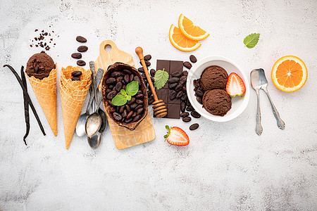 巧克力冰淇淋口味加黑巧克力和咖啡汁小吃宏观甜点糕点奶制品异国锥体产品牛奶美食图片