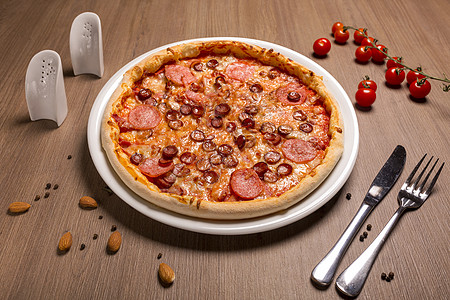 披萨是超级肉薄饼 番茄酱 牛肉烤肉 火腿 培根 打猎图片