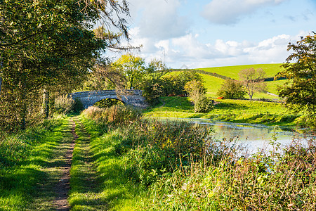 英国水道运河上的英语农村乡村风景 在英国河道上绿色全景水路纤道天空人行道多云图片