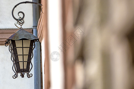 古老的街头灯笼 在一座历史性的房子灰色街道背景图片