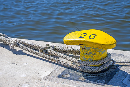 拖拖网渔船的锚泊线蓝色航海护柱船运圆圈黄色港口码头海洋安全图片