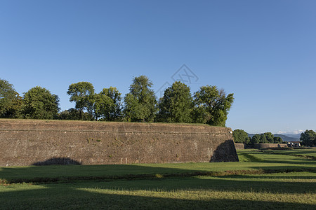 在卢卡堡垒墙前的草建筑花园墙壁系统石头堡垒旅行天空城市景观背景图片
