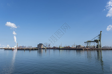 鹿特丹港Maasvlakte的煤炭码头wih大型工业起重机 用于在鹿特丹港马斯弗拉克特处理煤炭运输码头起重机加载工业货物出口港口图片