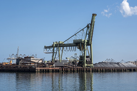 鹿特丹港Maasvlakte的煤炭码头wih大型工业起重机 用于在鹿特丹港马斯弗拉克特处理煤炭运输进口货运联运港口贸易码头货物门图片