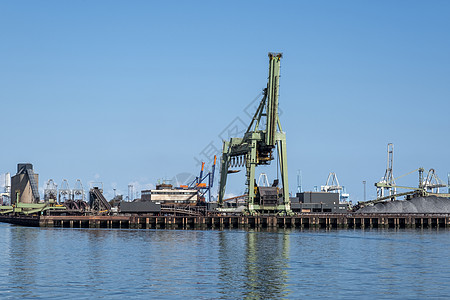 鹿特丹港Maasvlakte的煤炭码头wih大型工业起重机 用于在鹿特丹港马斯弗拉克特处理煤炭运输联运船运后勤手术港口气势门户网图片