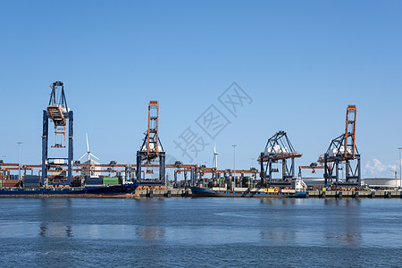 港口码头鹿特丹港Maasvlakte的煤炭码头wih大型工业起重机 用于在鹿特丹港马斯弗拉克特处理煤炭运输贸易气势手术联运货物码头出口加背景