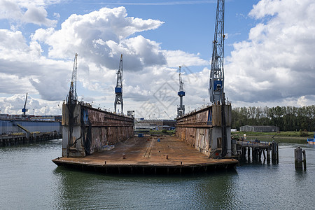 鹿特丹 荷兰眼层在空漂浮干燥码头上观测 边上有大型起重机图片