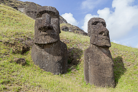 复活节岛的Rano Raraku石采石场警卫雕塑火山地标考古学雕像拉诺遗产岩石宗教图片