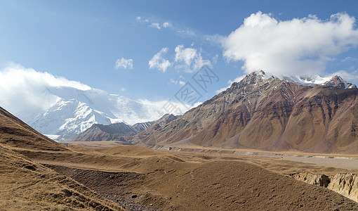 吉尔吉斯斯坦南部的山地风景远足游客登山爬坡国家首脑胜地冒险全景大亨图片