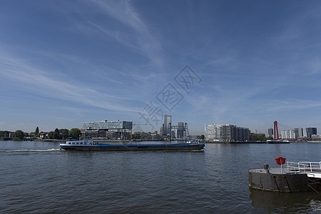 鹿特丹市与De Hef在左侧和伊拉斯穆斯桥地标天际港口天空全景蓝色建筑学旅游城市摩天大楼图片