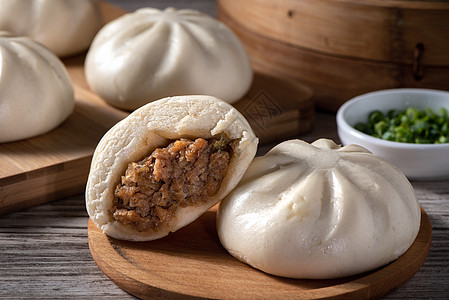 美味的罗吉 中国蒸烤肉包 可以吃在沙皇上了饮茶烹饪木头小吃文化盘子餐厅食物饺子美食图片