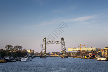 鹿特丹市景象 有起重桥科宁沙文布里奇德赫夫图片
