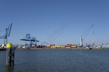 大型起重机和停泊在港口的船舶技术海洋容器化集装箱世界物流商业货轮货运船厂图片