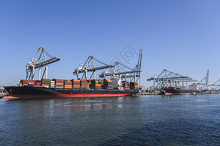 大型起重机和停泊在港口的船舶货物叉车商业仓库海关容器化集装箱卸载物流技术图片
