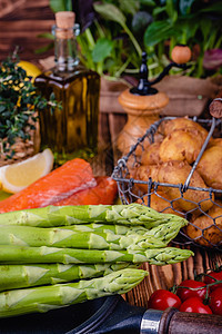 木制桌上用于健康食品的一套新鲜产品西红柿生长食物紫色土豆蔬菜季节草本植物农业花园图片