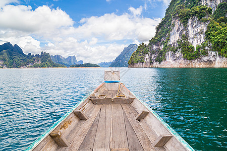 泰国传统长尾拖船在湖上山丘的湖上旅行场景天空风景丛林公园吸引力冒险森林蓝色图片