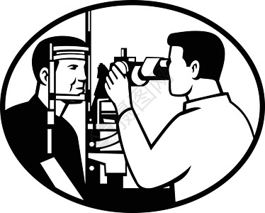 接受视力测试设备检测的病人和光学医生或近亲 以进行眼透析黑白检查图片