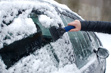 把车窗上的冰雪从车窗切开运输挖掘窗户降雪季节安全漂移水器暴风雪旅行图片