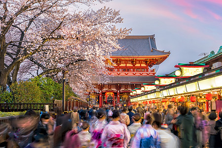 日本东京浅草岛购物街的观光旅游者背景图片