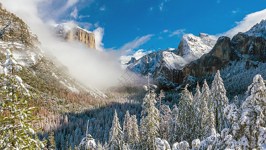 在卡利福州Yosemite国家公园冬季的美丽景色山脉圆顶公园天空荒野瀑布旅游森林船长岩石图片