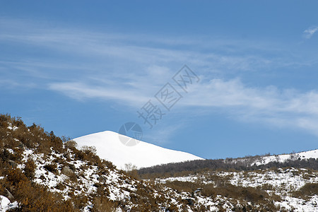 雪地山脉风景与完全由雪覆盖的峰顶图片