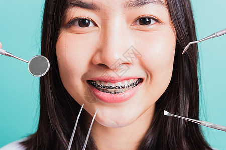 女人笑着有牙齿牙牙牙套 笑着吃药女性医生成人药品蓝色矫正微笑青少年牙医卫生图片