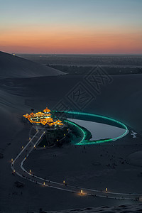 夜里在明沙沙漠的尤伊亚之春干旱风景沙丘荒野沙漠新月爬坡土地旅行旅游图片