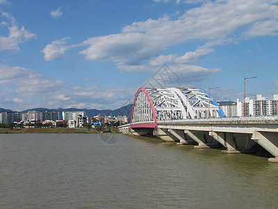 南韩春川市天道附近的索阳江桥宋江城市旅游风景雕像公园航程地标观光建筑学旅行图片