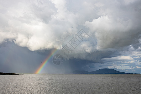 夏季在匈牙利巴拉顿湖上空的彩虹图片