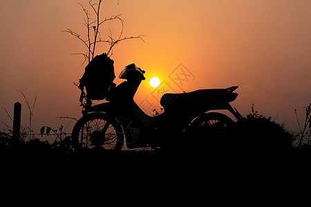 摩托车的轮廓阳光太阳旅行运输骑士游客游览日落背景图片