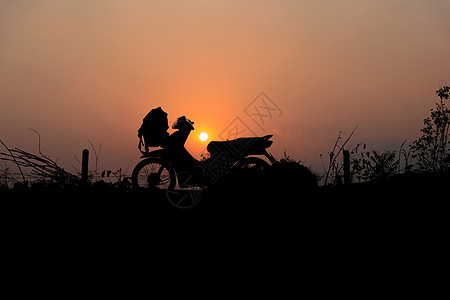 摩托车的轮廓运输旅行骑士游览游客日落太阳阳光背景图片