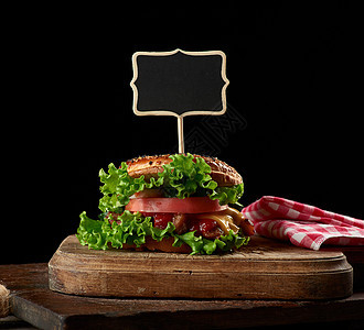 奶酪汉堡 夹肉 绿色生菜和番茄酱芝麻乡村烧烤牛肉蔬菜小吃黑色芝士午餐营养图片
