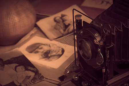 旧照片 1912  1919 年 模糊的旧照片和桌子上的相机棕褐色页数遗产档案老照片遗传专辑镜片历史时间背景图片