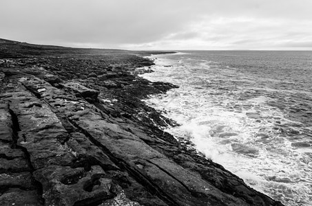 爱尔兰被海浪冲撞的爱尔兰悬崖的黑白海景天空旅游岩石旅行海岸毛刺海洋支撑峡湾薄雾图片