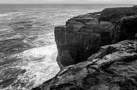 爱尔兰被海浪冲撞的爱尔兰悬崖的黑白海景天空海岸线峡湾海滩毛刺旅行场景支撑石头风暴图片