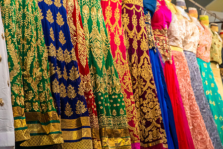 贴近色彩多彩和装饰的印度服装零售小贩丝绸婚礼店铺衣服机器购物中心金属图片