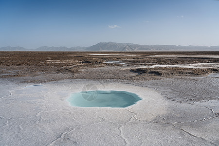 中国青海干地中的盐池气候沙漠场景地面盐度生态干旱地形裂缝柴旦图片