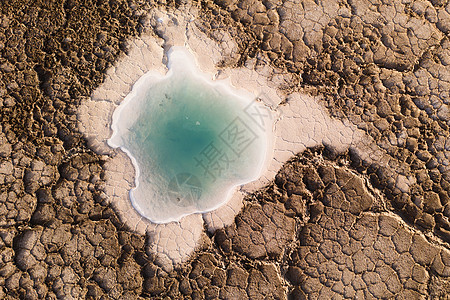 中国青海干地中的盐池场景地形假期荒野盐水风景生态干旱裂缝地面图片