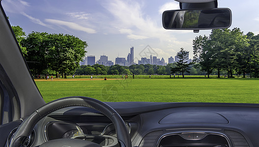 美国纽约曼哈顿中央公园的车挡风玻璃视图摩天大楼玻璃运输草地车轮公园镜子景观绿色天际图片