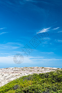 蓝色天空和云彩的澳大利亚岩石海岸线详细分布图图片