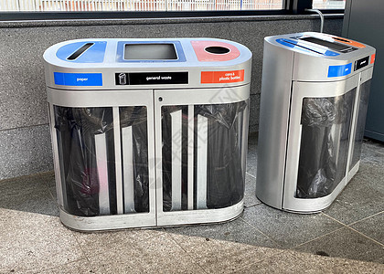 在公交车站回收垃圾箱塑料篮子生态绿色金属垃圾白色蓝色环境图片