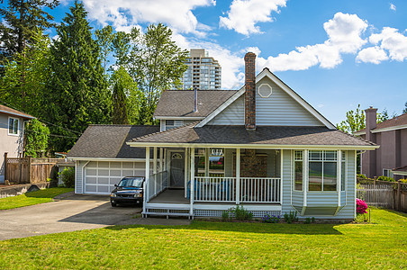 温哥华市区前方有小院子和绿草坪的家庭住宅图片