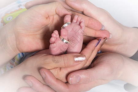 成人的手握着小婴儿脚皮肤白色孩子安全童年母性家庭手指新生活母亲图片