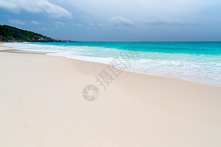 塞舌尔群岛上的白沙沙滩热带海岸阳光支撑天堂太阳风景假期冲浪海景图片